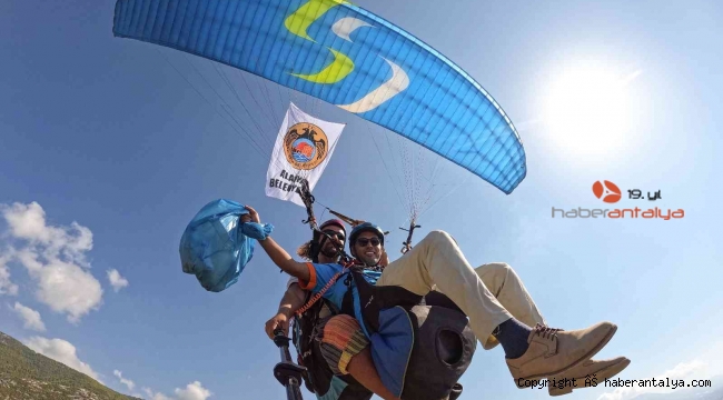 Alanya'da toplanan çöpler yamaç paraşütüyle taşındı