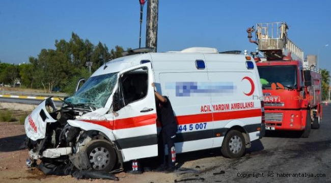 Ambulansla midibüs çarpıştı: 2 yaralı