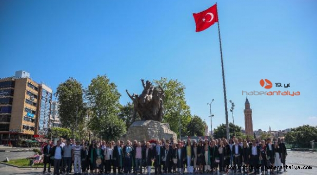 Antalya Barosu adli yılı Atatürk Anıtı'na çelenk koyarak açtı