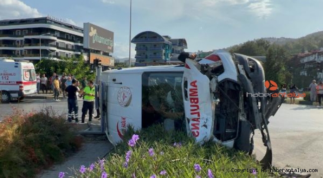 Antalya'da ambulans ile kamyonet çarpıştı: 2'si sağlıkçı 8 yaralı