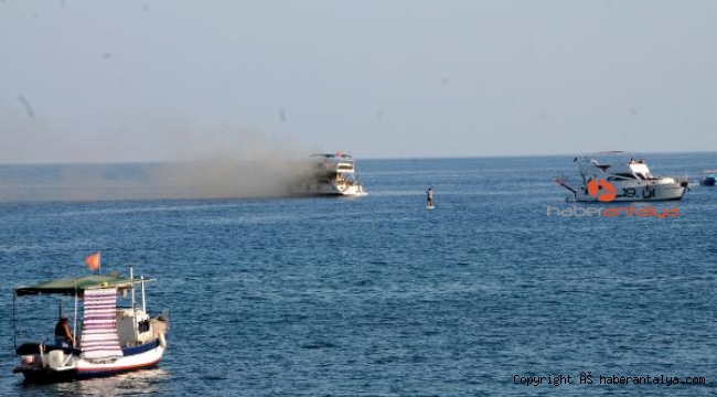 Antalya'da lüks yat denizde yandı