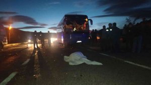 Antalya'da tur otobüsü motosiklete çarptı: 1 ölü