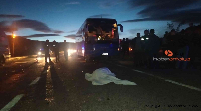 Antalya'da tur otobüsü motosiklete çarptı: 1 ölü