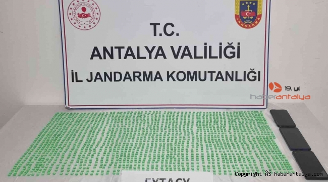 Antalya'da uyuşturucu operasyonu; 3 gözlatı