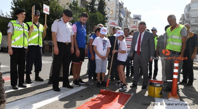 Antalya'da, 'Yayalara Öncelik Duruşu, Hayata Saygı Duruşu" etkinliği düzenlendi