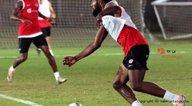 Antalyaspor'da Luyindama ile Nakajima takımla çalıştı