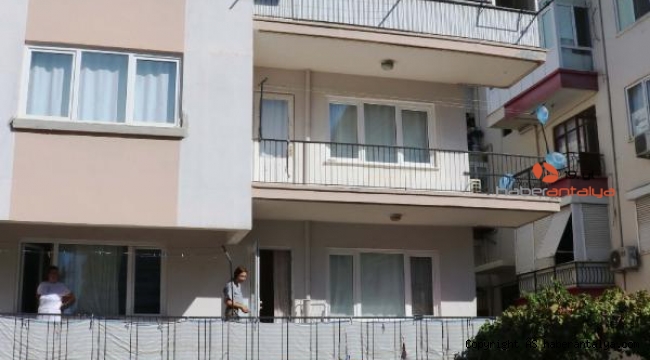 Aynı evi paylaşan 2 arkadaş, sopa ve bıçakla birbirlerini yaraladı !