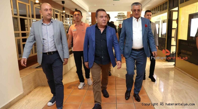 Başkan Böcek Kemer'de turizmcilerin sorunlarını dinledi 