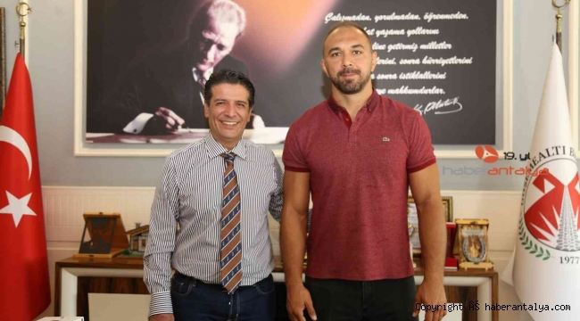 Başpehlivan Ali Gürbüz, Döşemealtı'na transfer oldu