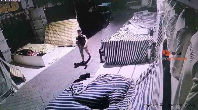 Çaldığı çantayı beğenmeyip başka dükkandaki çantayla değiştirdi