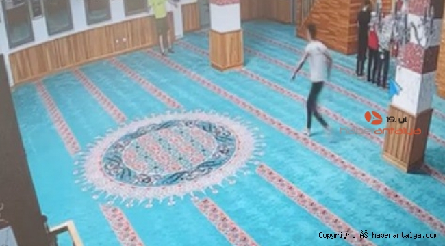 Camiye elinde kazma ve ayakkabıyla giren Rus turist sınır dışı edildi