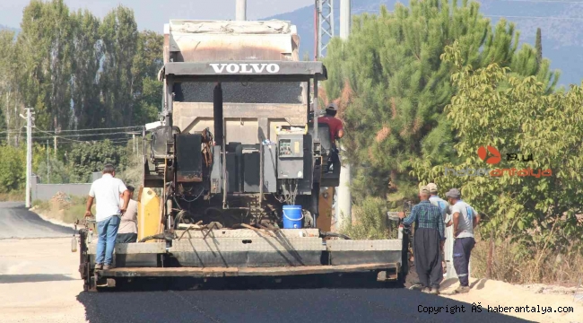 Döşemealtı'nda alt yapısı tamamlanan yollar, sıcak asfaltla kaplanıyor