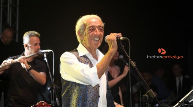 Edip Akbayram, Açık Hava'yı coşturdu