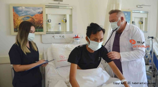 Endonezyalı gencin göğsünden 3 kilogramlık kitle çıkarıldı