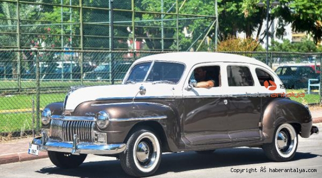 'Evladı gibi' gördüğü 75 yaşındaki otomobilini, 2 eve bile değişmedi