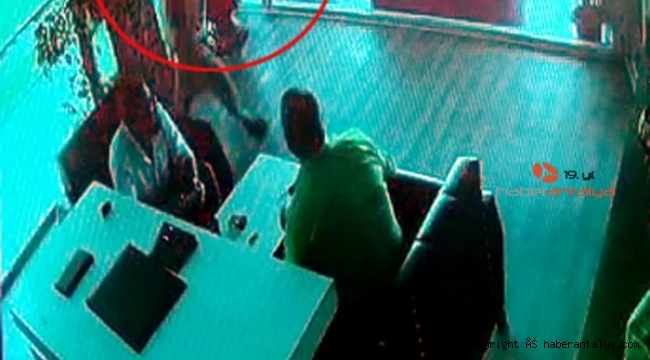 Galeride karşılaştığı husumetlisine pompalı tüfekle ateş etti