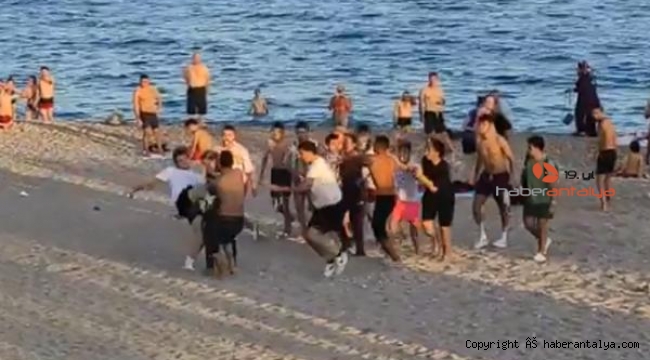 Genç kızın fotoğrafını çektiler, meydan dayağı yediler
