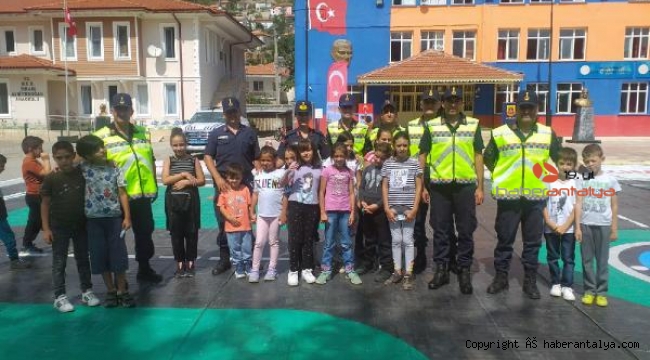 Jandarmadan öğrencilere uygulamalı trafik eğitimi