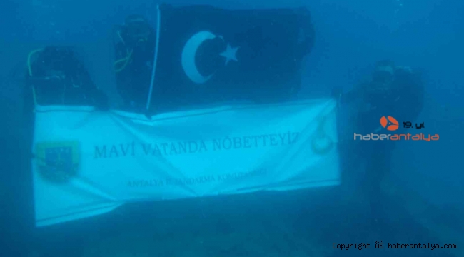 Jandarmadan su altında 'Mavi vatanda nöbetteyiz' mesajı