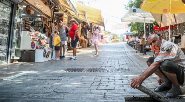 Kaleiçi'nde defalarca düşülen yol şikayet konusu