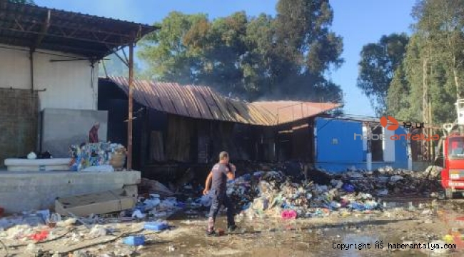 Kaş'ta üç iş yeri yandı !