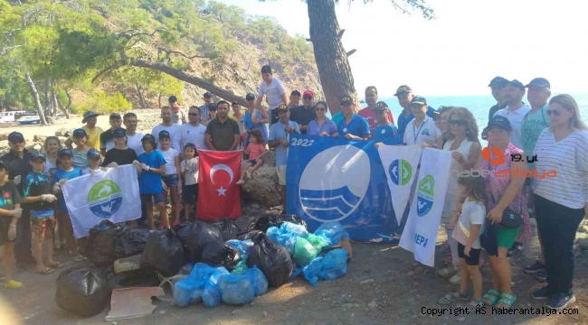 Kemer'deki kıyı temizliğinde 650 kilo çöp toplandı