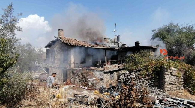 Manavgat'ta 100 yıllık tarihi ev küle döndü