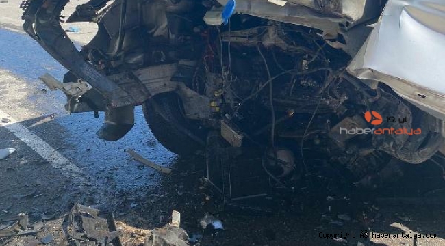 Minibüs köprü ayağına çarptı: 2 ölü, 2 yaralı