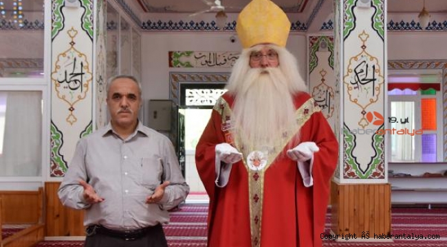Müftü Akpınar ve Alman Noel Baba camide dua etti