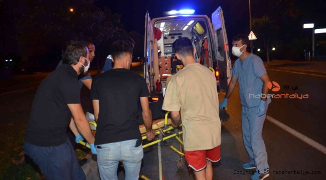 Muratpaşa'da motosiklet orta refüje çarptı: 1 i ağır 2 yaralı !