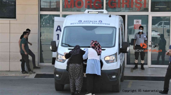 Oğlunun acısına dayanamayıp cenaze aracını öpen anne yürekleri dağladı