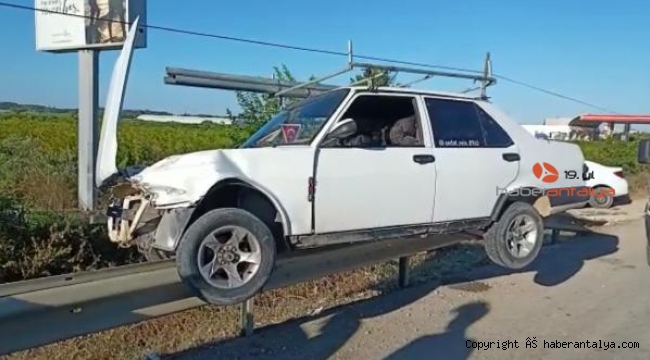 Otomobil bariyerde asılı kaldı