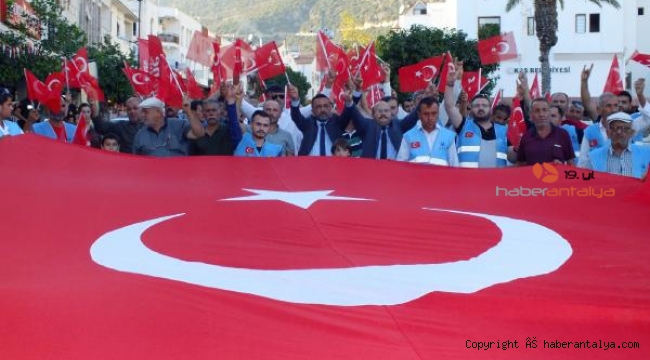 Şehitler için bayrak yürüyüşü