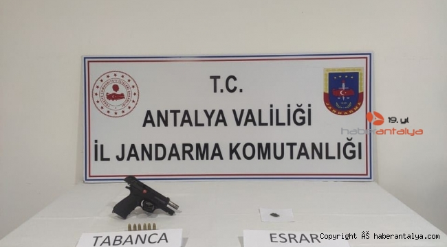 Sigara paketinin üzerine ayağıyla basınca yakayı ele verdi