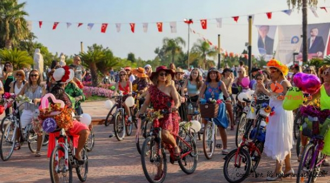 Süslü kadınlar Antalya'da pedal çevirdi