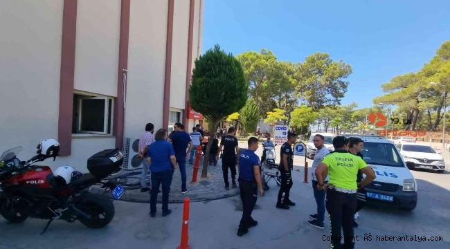 Tedavi için hastaneye gelen husumetlilerini bıçakladı !