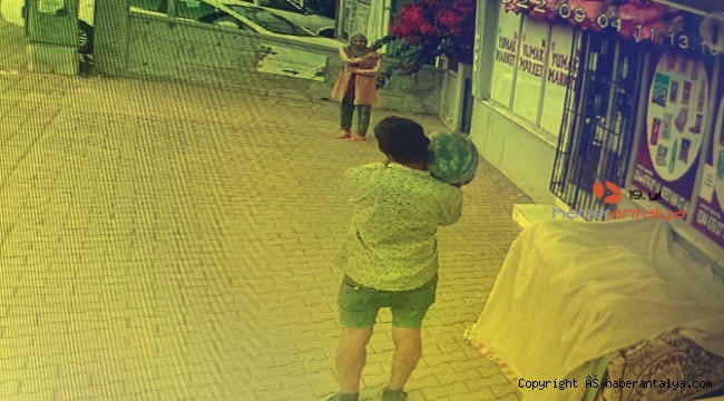 Tezgahtaki karpuzu çalmak için omuzladı, dondu kaldı