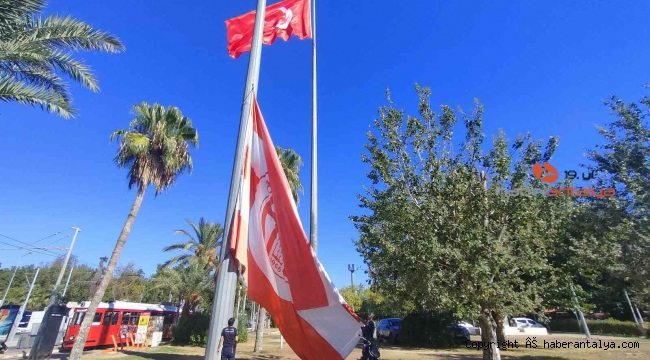 Türk bayrağı ve Antalyaspor bayrağı yenilenip göndere çekildi 