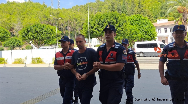 vahşeti yaşatmıştı; Öz babasını çekiçle öldüren Rus genç adliyeye sevk edildi