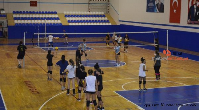 Voleybolun ustaları geleceğin sultanlarını yetiştiriyor