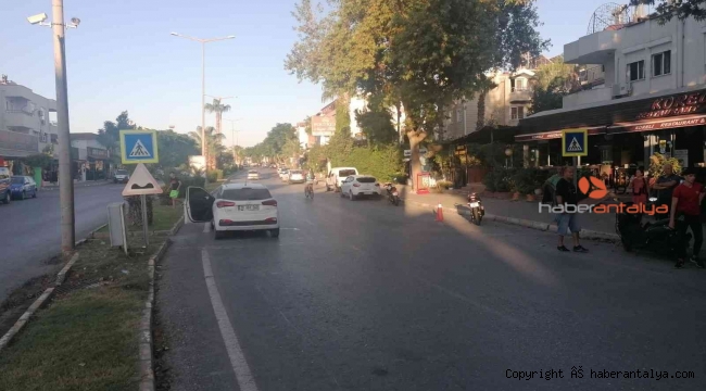 Yayalara yol vermek için duran otomobilin altına girdi