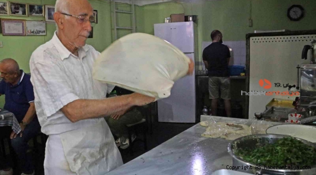 78 yaşındaki börek ustası yaptığı işle gençlere taş çıkartıyor