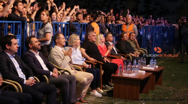 Akdeniz Üniversitesi'nde Sena Şener konseri