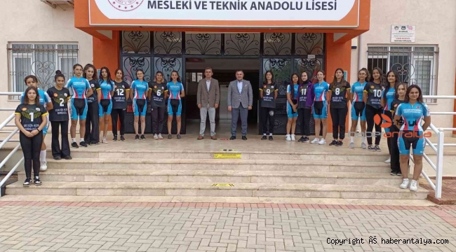 Alanya Belediye Başkanı Yücel, öğrencilerle bir araya geldi