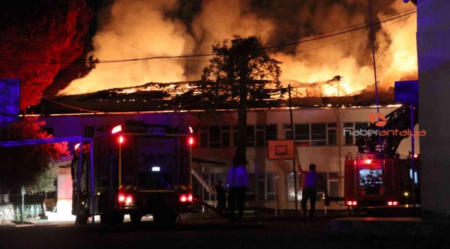 Alanya'da tadilatta olan lisenin çatısı alev alev yandı