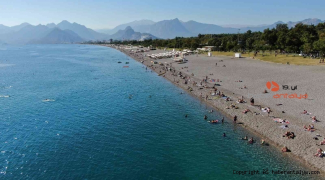 Antalya sahillerinde Ekim ayı sonunda yaz yoğunluğu