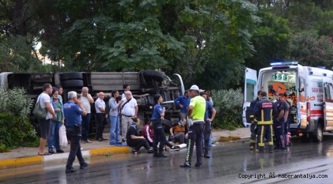 Antalya'da feci kaza; Otel servisi devrildi, 9 kişi yaralı