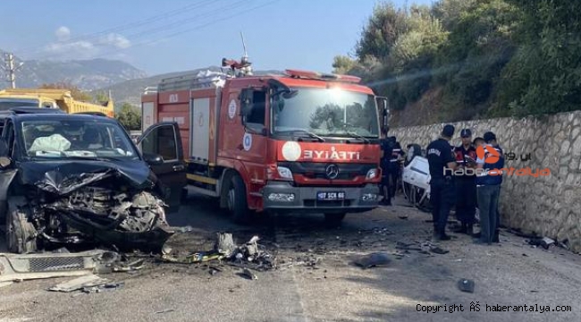 Antalya'da minibüs ile otomobil çarpıştı; dede- torun öldü !