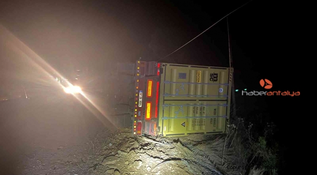 Antalya'da virajı alamayan bebek maması yüklü tır devrildi: 1 yaralı
