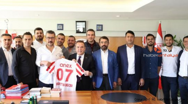 Başkan Böcek yeni yaşını sürpriz kutlamalarla karşıladı